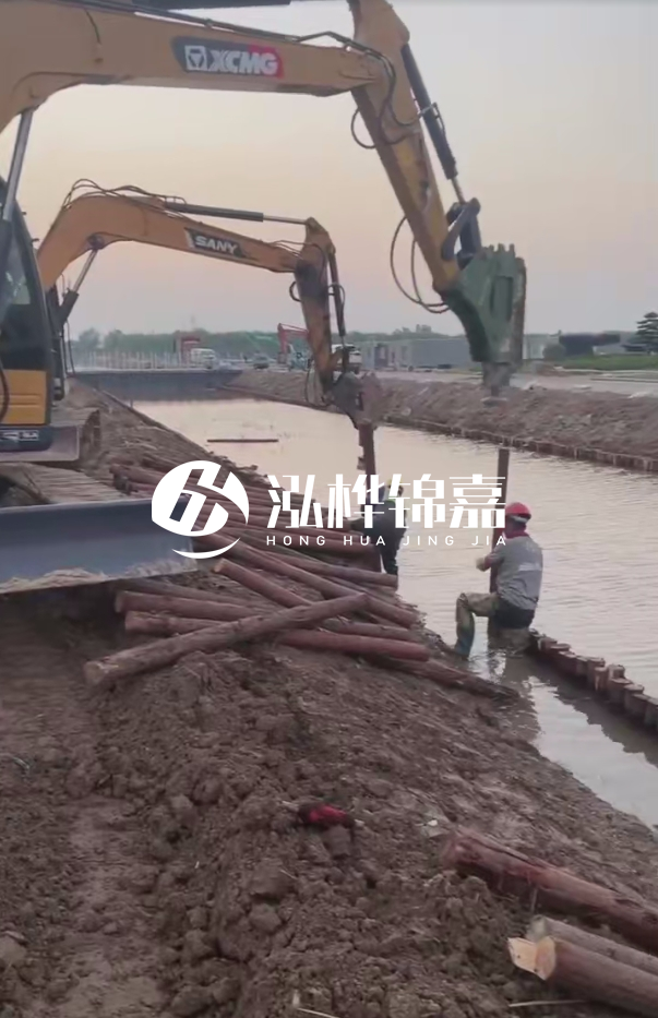 沈陽地基穩(wěn)定打松木樁施工-地基是打樁好還是灌樁好？