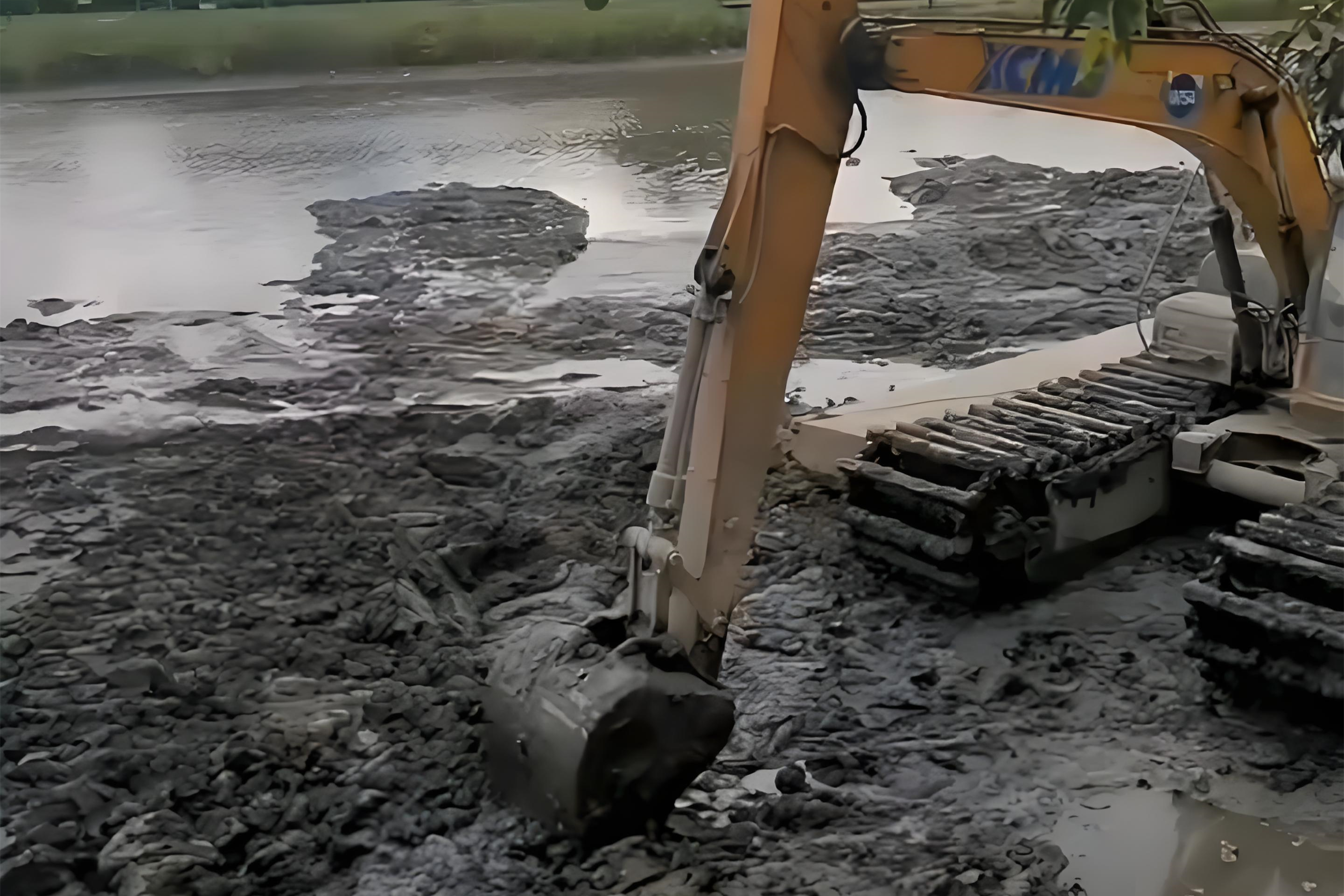 江西水挖清淤團(tuán)隊(duì)泓樺錦嘉-水上挖機(jī)清淤要避開(kāi)汛期嗎？