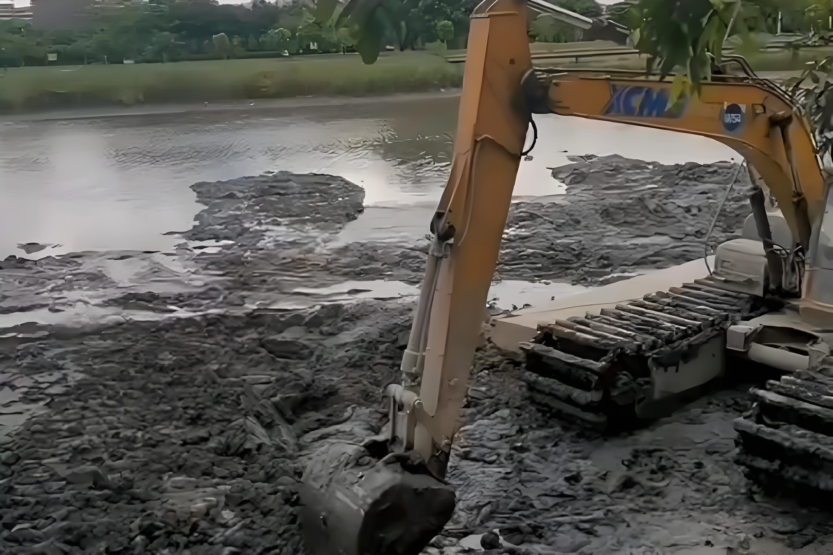 廣東東莞挖機清淤施工隊-水塘清淤需要請專業(yè)隊伍嗎？