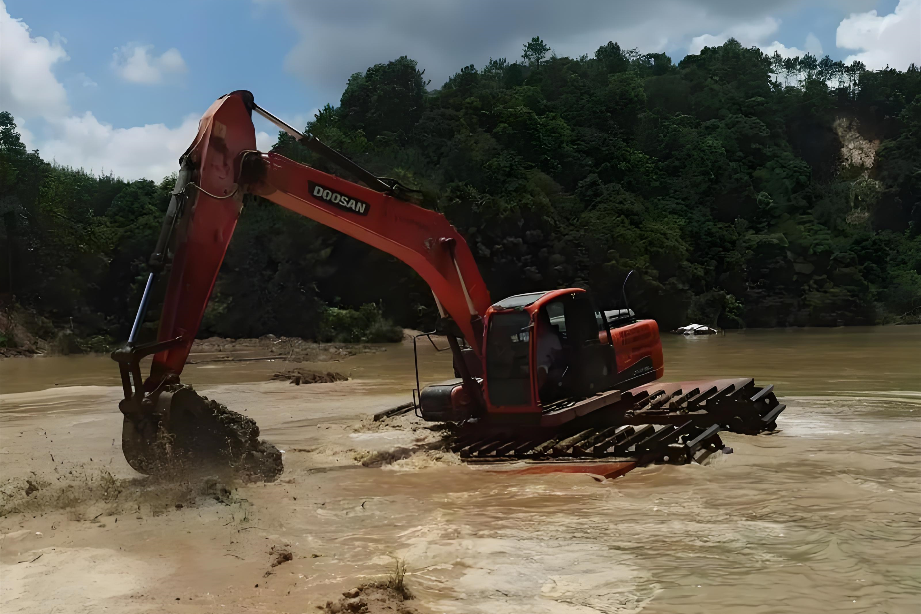 廣西柳州挖機清淤施工隊 - 沼澤清淤用長臂挖機還是短臂好？