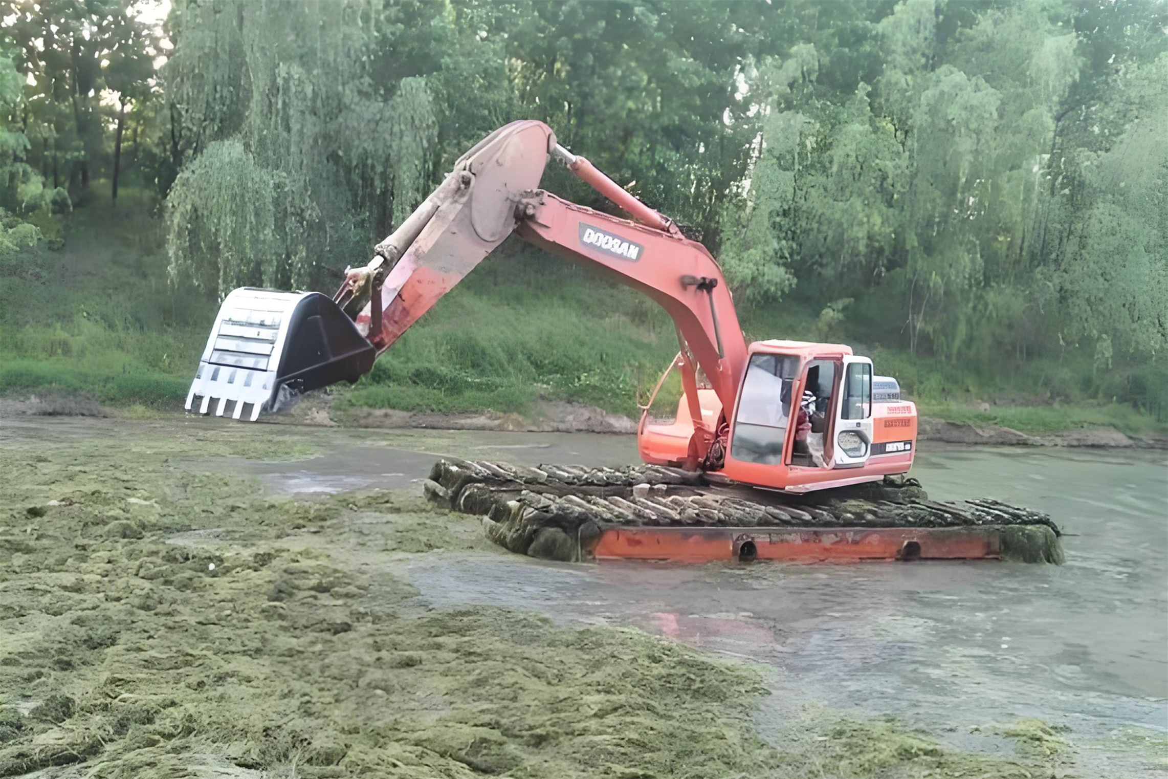廣西南寧挖機清淤施工隊-沼澤清淤怎樣防止挖掘機下陷？